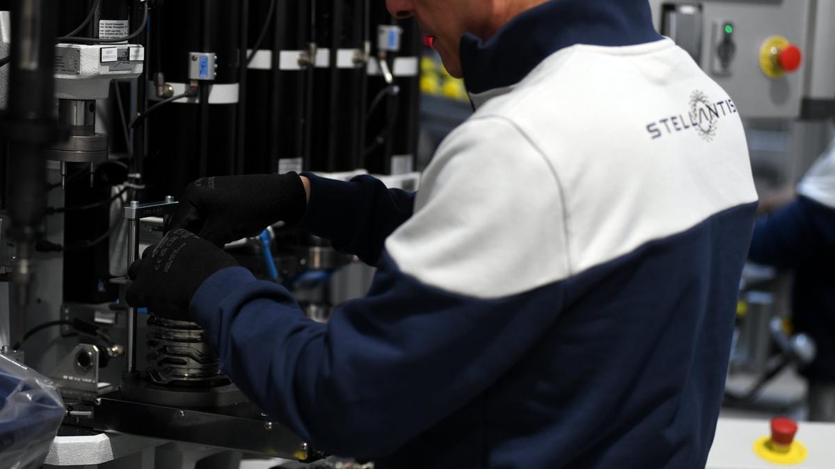 Stellantis ferma la produzione a Cassino dal 3 al 7 novembre. Calenda: rischio deindustrializzazione in Italia