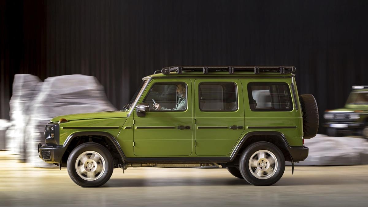 Mercedes-Benz G-Klasse Edition STRONGER THAN THE 1980sMANUFAKTUR agavengrün uni; Sitzpolster mit taubengrauem Stoff 

Mercedes-Benz G-Class Edition STRONGER THAN THE 1980sMANUFAKTUR agave green solid; Seat upholstery in dove grey fabric 