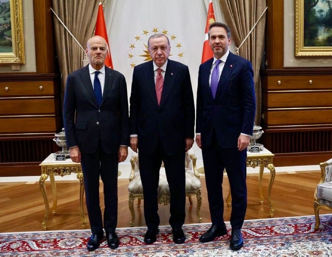 Da sinistra il ceo di Eni,Claudio Descalzi; il presidente della Turchia, Recep Tayyip Erdogan; il ministro dell’Energia e delle Risorse Naturali, Alparslan Bayraktar.