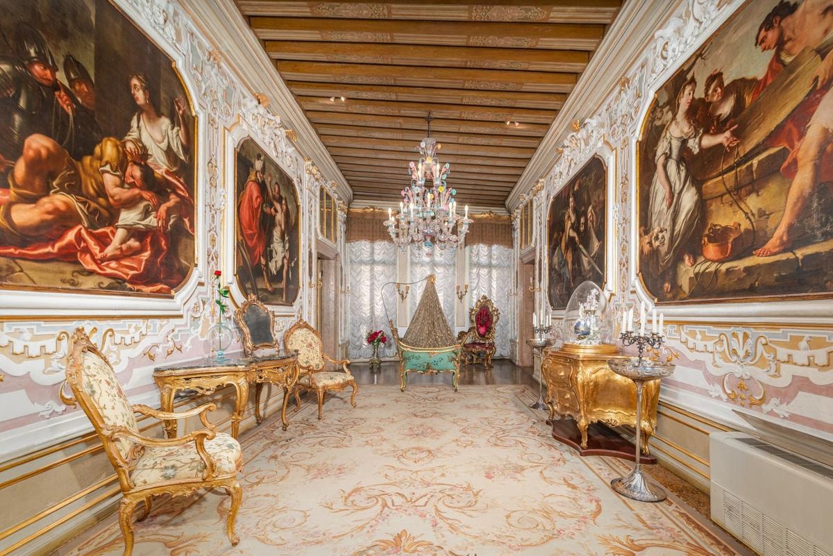 Cortile interno, giardino privato e un’esclusiva porta d’acqua sono solo alcune delle amenities di questa incredibile proprietà di 1.300 mq, su tre piani, affacciata sul splendido Canale dei Greci, notevole esempio di architettura Rococò veneziana della fine  del 1700. A Trattare la vendita, Lionard.