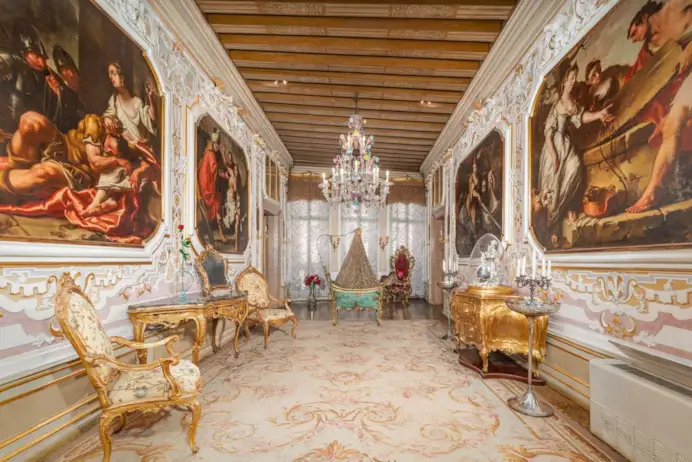 Cortile interno, giardino privato e un’esclusiva porta d’acqua sono solo alcune delle amenities di questa incredibile proprietà di 1.300 mq, su tre piani, affacciata sul splendido Canale dei Greci, notevole esempio di architettura Rococò veneziana della fine del 1700. A Trattare la vendita, Lionard.