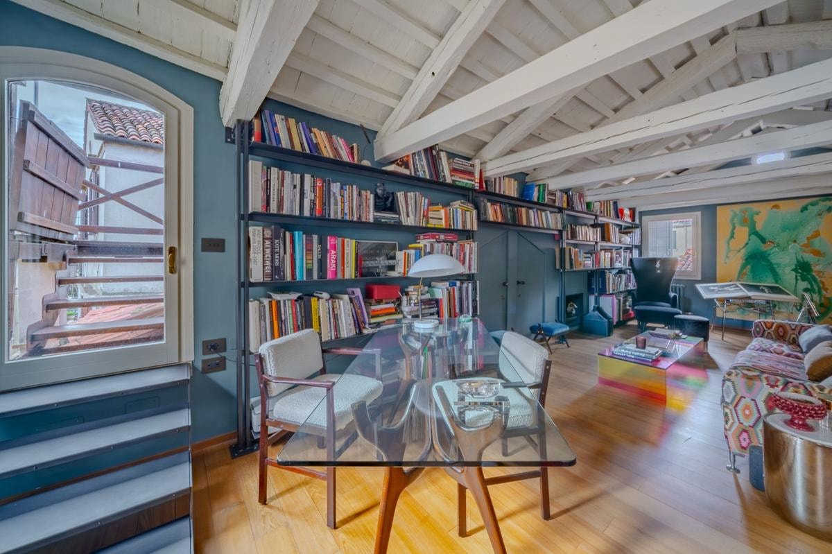 A San Samuele è in vendita per 2 milioni 200mila euro da Venice Real Estate | Knight Frank un attico duplex  di 194 mq. Travi a vista, pavimenti in legno, una scala con un’opera d’arte site-specific caratterizzano l’appartamento con tre camere, due saloni  e sala lettura affacciata  su un’altana privata.