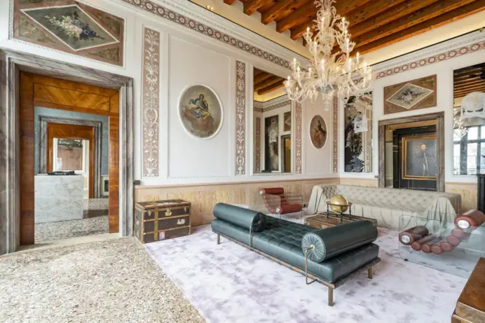 Uno dei salotti della proprietà di Venice Real Estate | Knight Frank in vendita a 7 milioni 850mila euro.