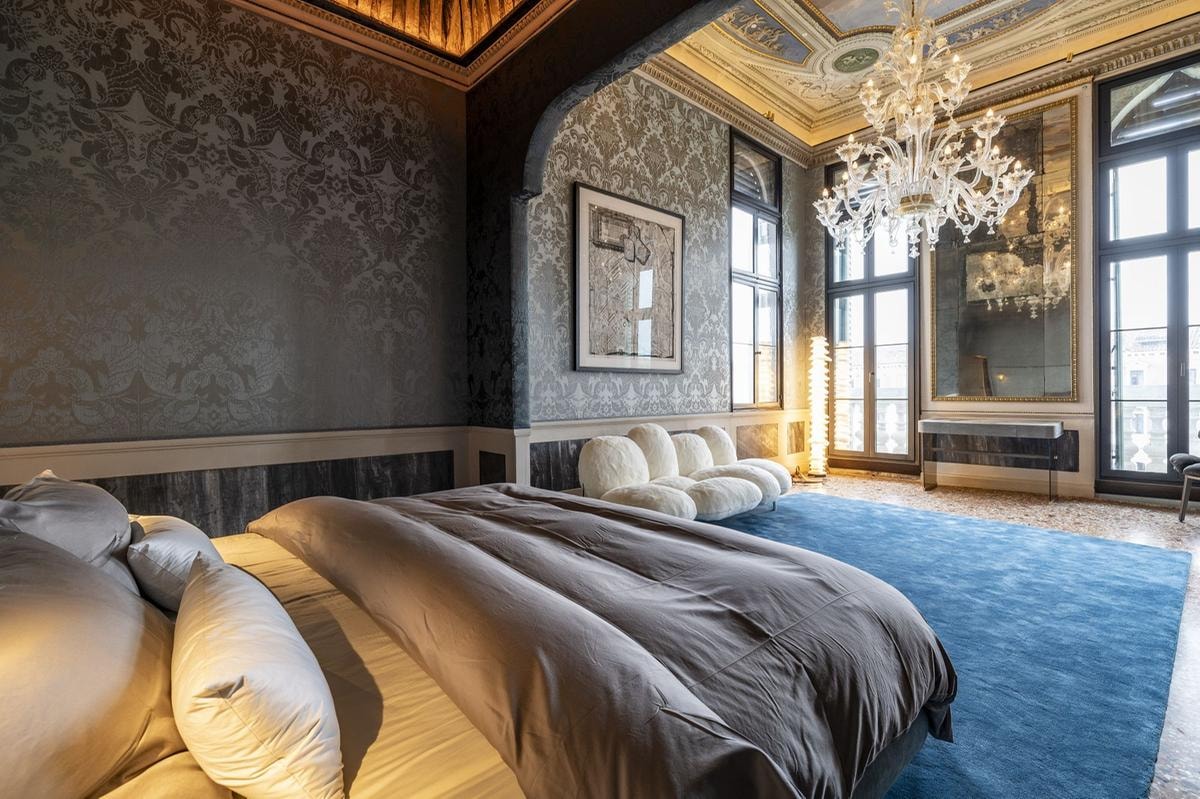 Venice Real  Estate | Knight Frank propone a 7 milioni 850mila euro un appartamento di 360 mq al piano nobile di un palazzo del XVI secolo a Cannaregio. Recentemente ristrutturato, mantiene gli elementi tipici, come stucchi e affreschi, mobili in stile contemporaneo ed elementi di design.