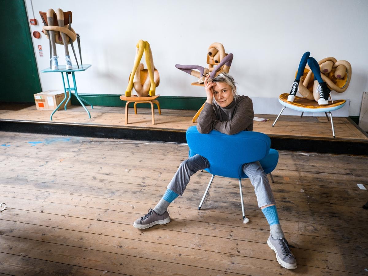 L’artista Sarah Lucas ritratta da Julian Simmons, nel 2020, è tra i protagonisti della mostra d'apertura del New Museum.