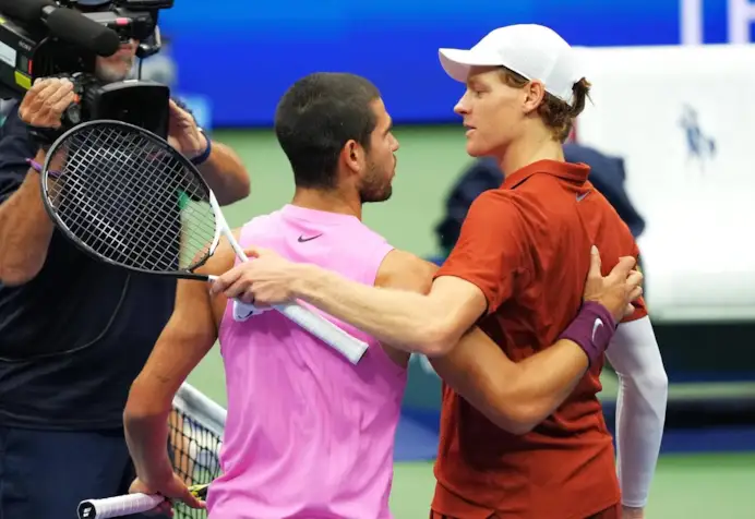 Jannik Sinner si complimenta con Carlos Alcaraz che l'ha battuto in finale agli US Open 2025.