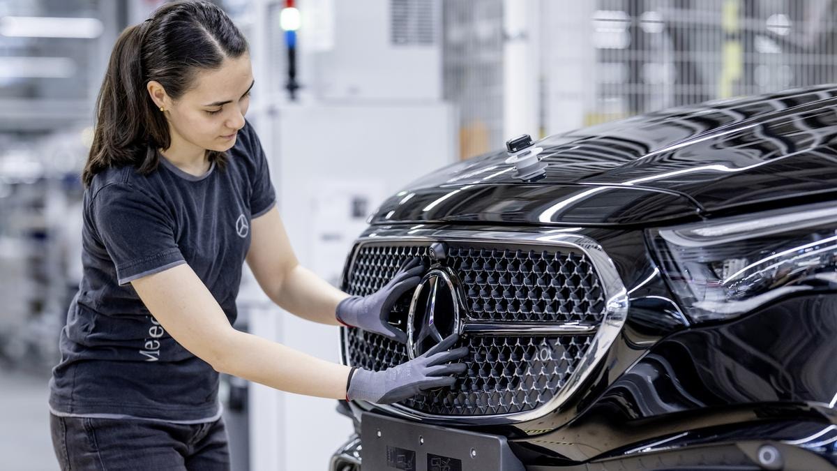  Mercedes conferma le stime e lancia un buyback da 2 miliardi. Il titolo balza in borsa 