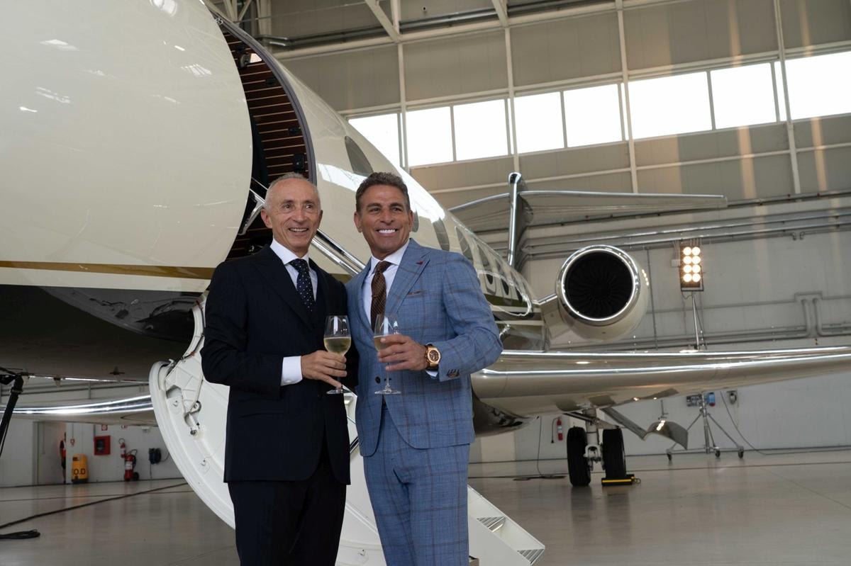 Alberto Galassi, ceo Ferretti Group (di cui fa parte Riva), e Kenn Ricci, chairman Flexjet, presentano Riva Volare, il progetto di design per gli interni della cabina del jet Gulfstream G650.