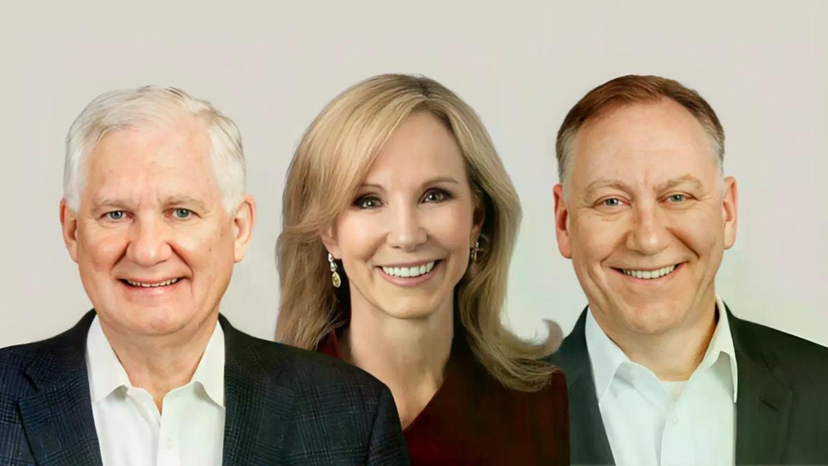 Da sinistra il ceo uscente Bill Lynn, la nuova presidente Frances Fragos e il nuovo ceo John Baylouny