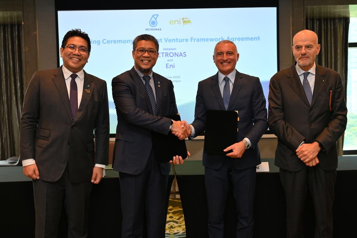 Da sinistra: Tengku Muhammad Taufik, presidente e ceo di Petronas; Mohd Jukris Abdul Wahab, ceo Upstream di Petronas; Guido Brusco, dg Global Natural Resources Eni; Claudio Descalzi, ceo Eni