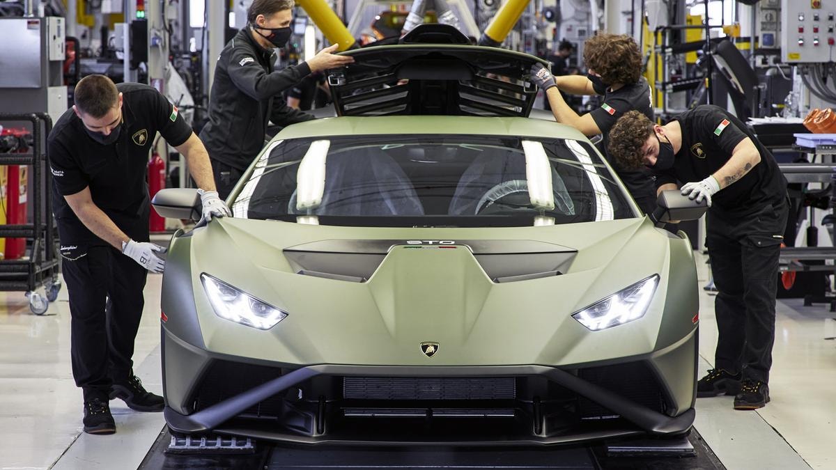 Lamborghini risente dei dazi: lieve flessione nei conti, ma i margini restano al top del settore
