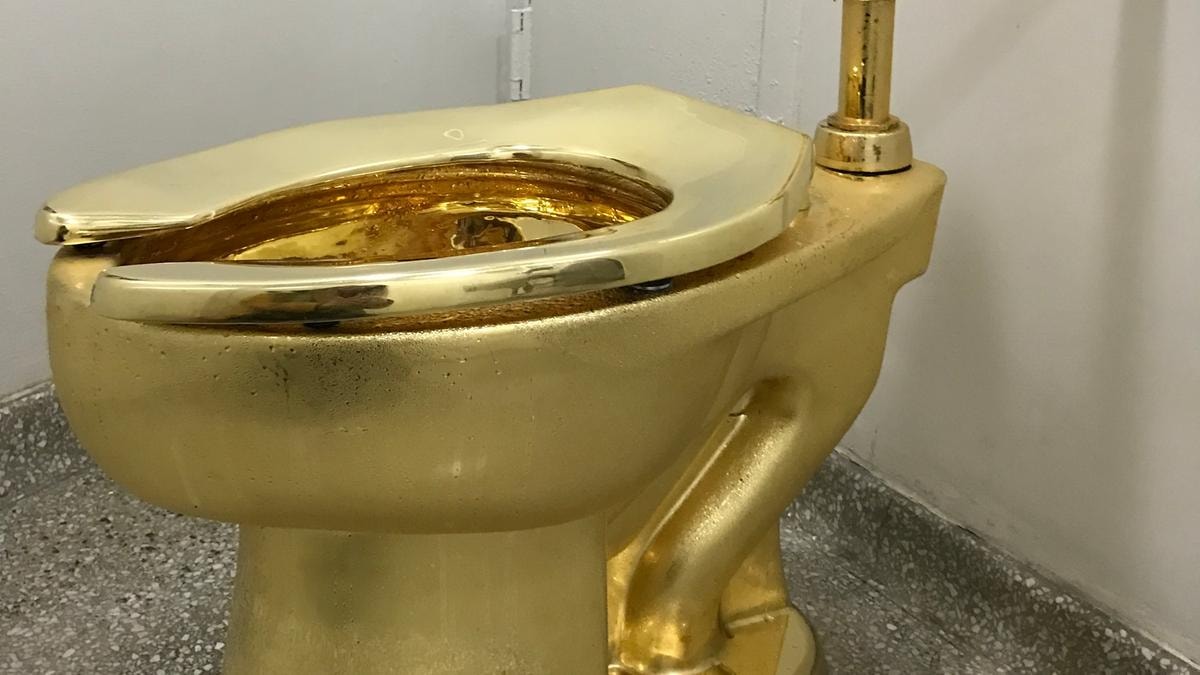 Il wc d'oro di Maurizio Cattelan