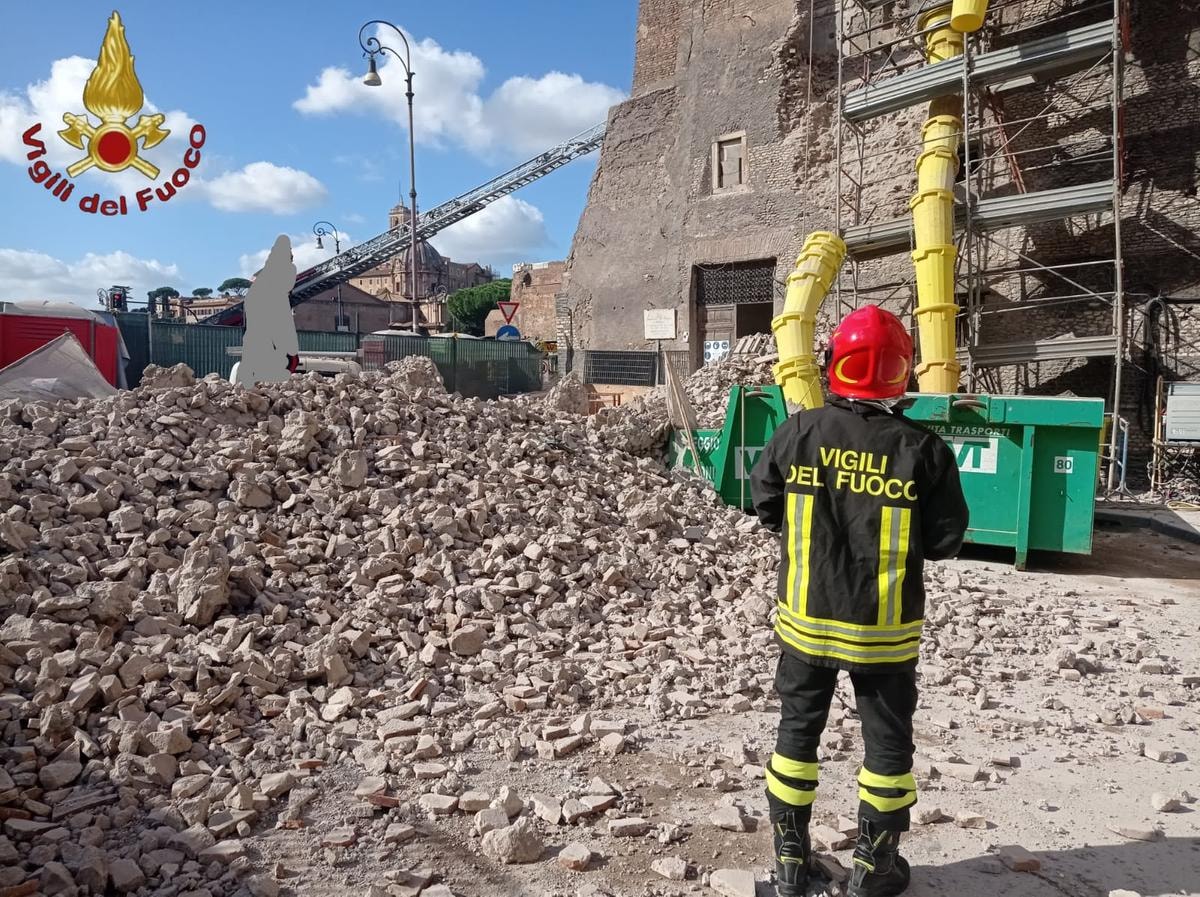L'intervento dei vigili del fuoco dopo il crollo di una parte della Torre dei Conti a Roma.