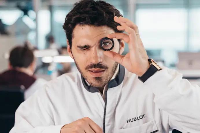 Giuseppe Maggio, attore e scrittore, classe 1992, Friend of Hublot da molti anni, gioca a fare il maestro orologiaio davanti all’obbiettivo. I segnatempo sono una sua grande passione. Qui indossa un Hublot Big Bang Meca-10 King Gold con cassa 42 mm