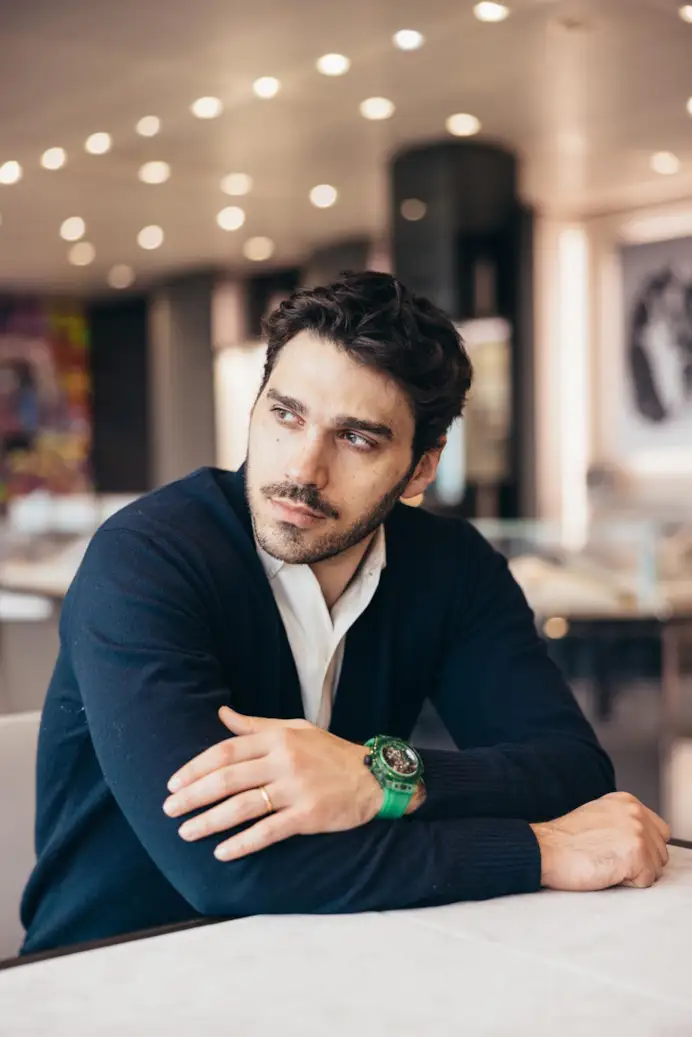 Giuseppe Maggio, appassionato di orologi indossa un Hublot Big Bang Tourbillon Automatic Green Saxem con cassa da 44 mm e lunetta in Saxem verde lucido, un materiale composito a base di ossido di alluminio e terre rare.