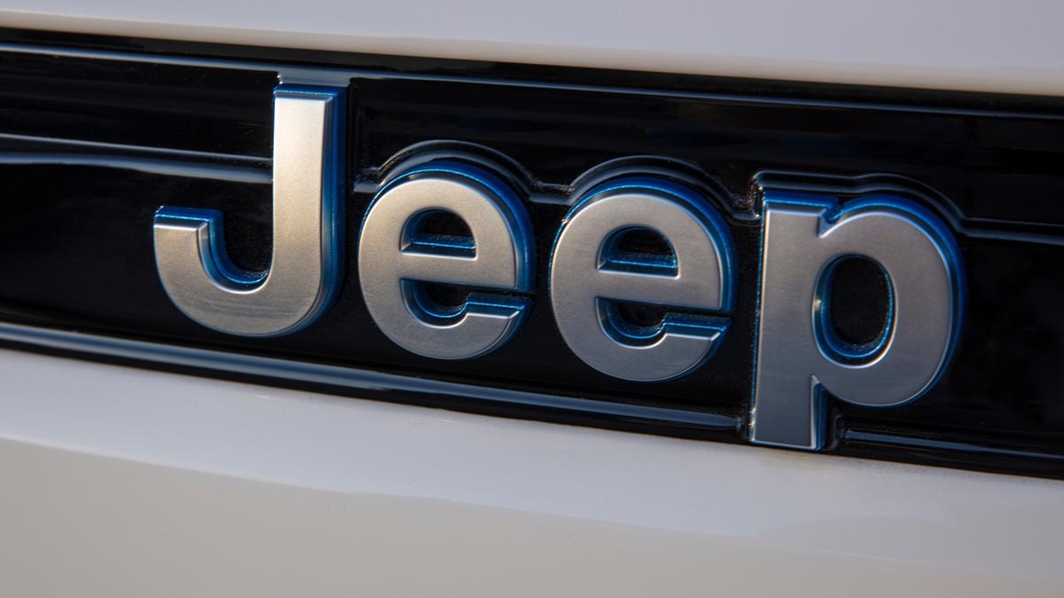 Stellantis richiama 375 mila Suv ibridi a marchio Jeep in tutto il mondo: sono a rischio di incendio