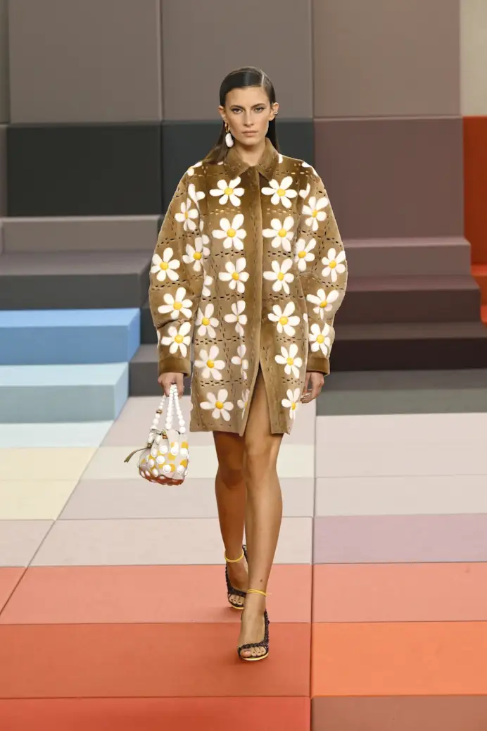 Un look Fendi spring-summer 2026 (foto Francesc Ten/MFF)