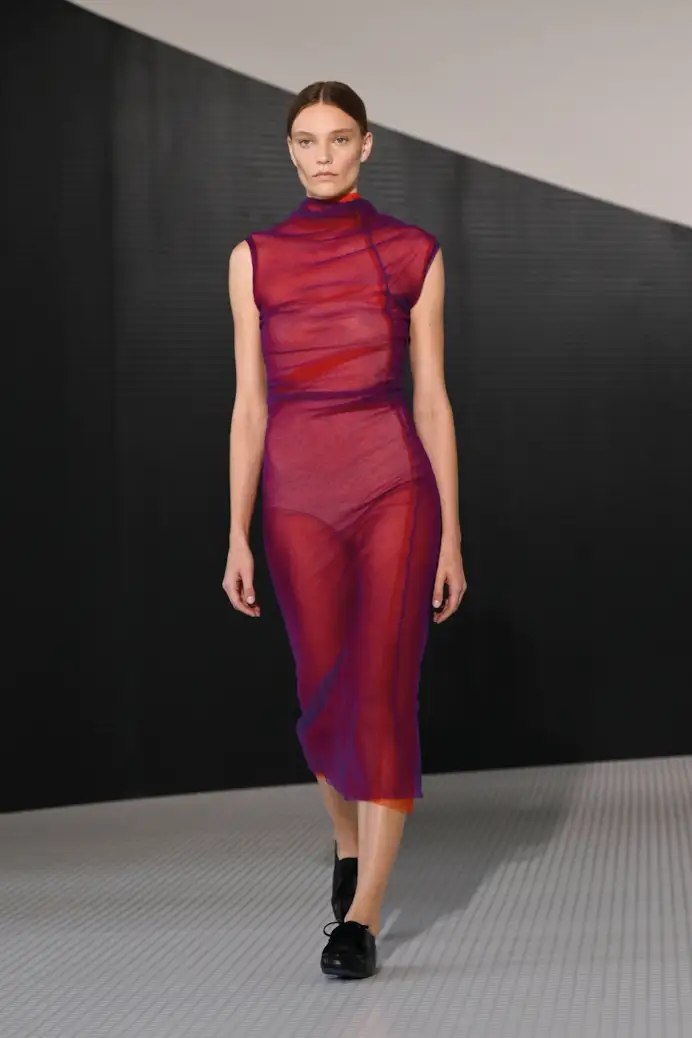 Un look Jil Sander spring-summer 2026 (foto Francesc Ten/MFF)