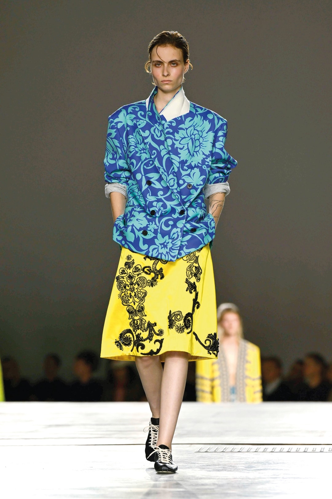 Un look Dries Van Noten spring-summer 2026 (foto Francesc Ten/MFF)