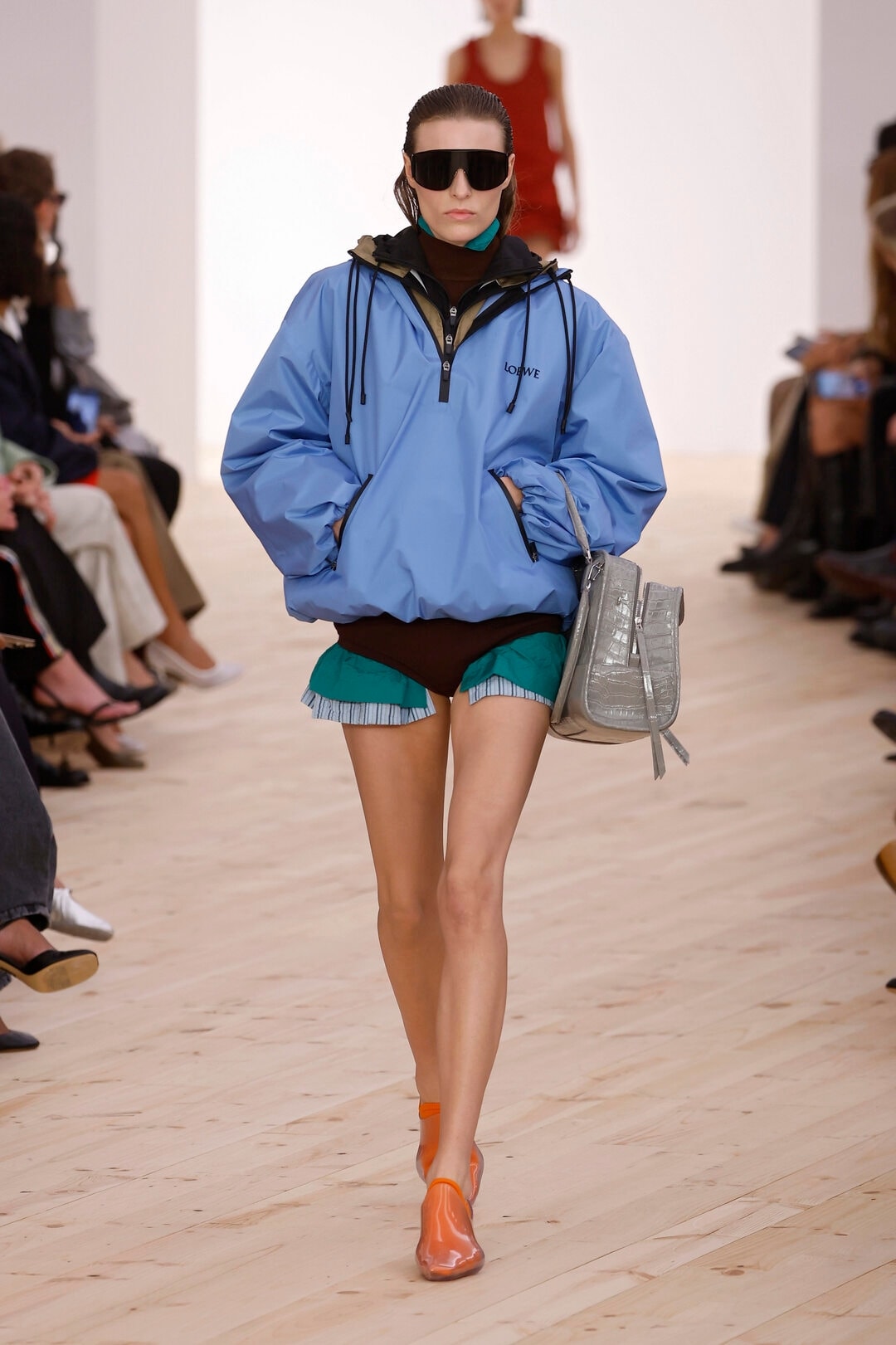 Un look Loewe spring-summer 2026 (foto Francesc Ten/MFF)