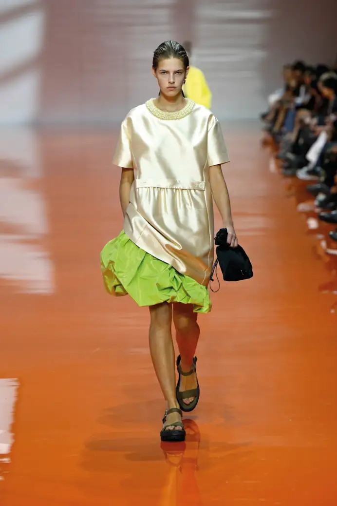 Un look Prada spring-summer 2026 (foto Francesc Ten/MFF)