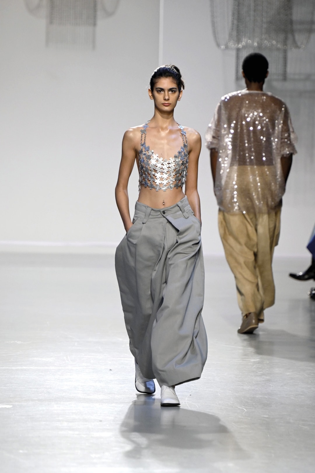 Un look Niccolò Pasqualetti spring-summer 2026 (foto Francesc Ten/MFF)