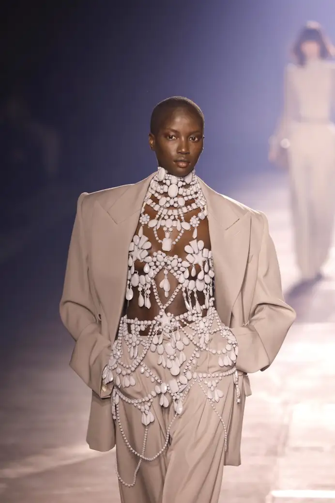 Un look Mugler spring-summer 2026 (foto Francesc Ten/MFF)
