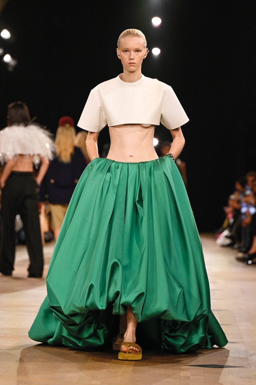 Un look Balenciaga spring-summer 2026 (foto Francesc Ten/MFF)