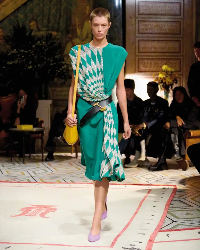 Un look Versace spring-summer 2026 (courtesy Versace)