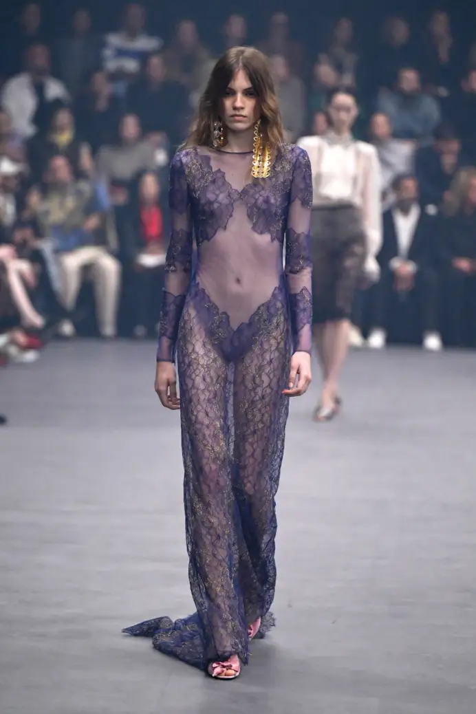 Un look Valentino spring-summer 2026 (foto Francesc Ten/MFF)