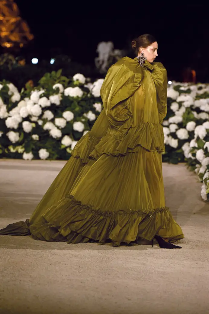Un look Saint Laurent spring-summer 2026 (foto Francesc Ten/MFF)