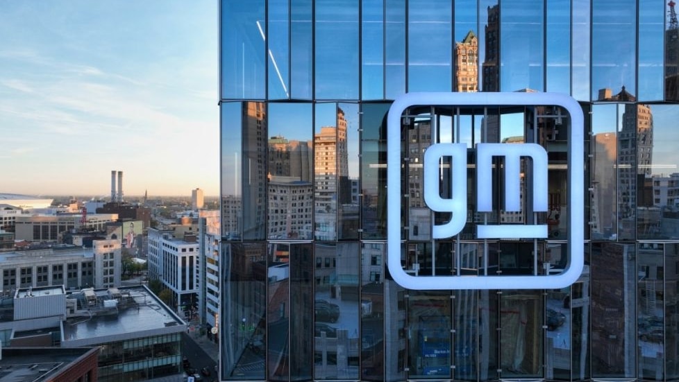 General Motors spinge i fornitori a uscire dalla Cina entro il 2027: la filiera si riorganizza ma i costi saliranno