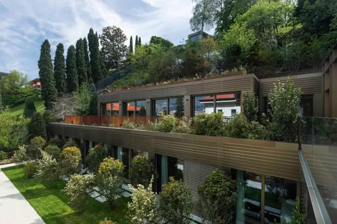 Il Matitone visto dal rooftop: l’hotel più scenografico della sponda orientale del Lario