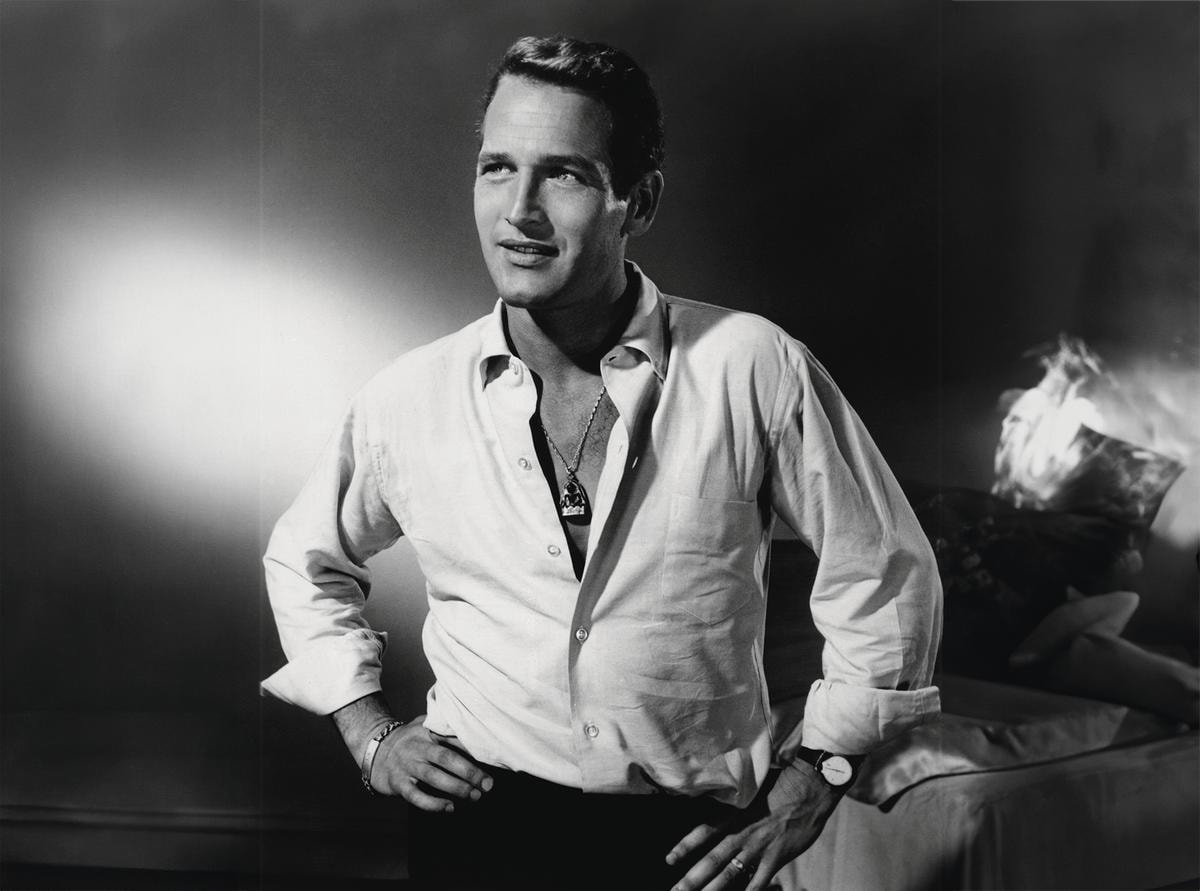 2AX2AJM 1962 , USA : The movie actor PAUL NEWMAN ( 1925 ?2008 ) , pubblicitary still for the movie SWEET BIRD OF YOUTH ( La dolce ala della giovinezza ) by Richard Brooks , from a play by Tennessee Williams  - CINEMA - ATTORE CINEMATOGRAFICO - sex symbol - FILM - hunk - hansome man -  shirt - camicia aperta sul petto - collar - colletto - golden chain necklace - bracelet - braccialetto - ring - anello - swatch - orologio da polso - smile - sorriso - gigolo - Buddah  ---- ARCHIVIO GBB. Image shot 1962. Exact date unknown.