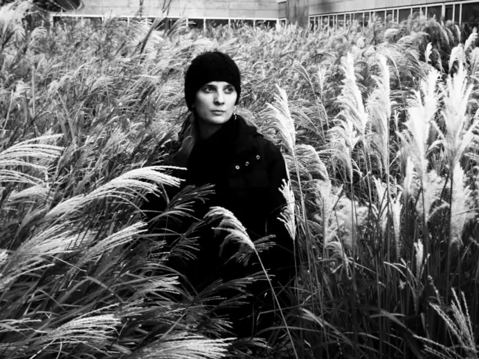 Marine Lanier vincitrice del Prix Maison Ruinart 2025 ritratta da Laure Barbosa.