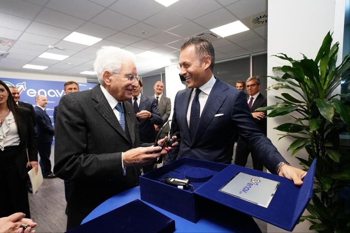 Il presidente della Repubblica, Sergio Mattarella, riceve le cuffie da controllore dall'ad di Enav, Pasqualino Monti