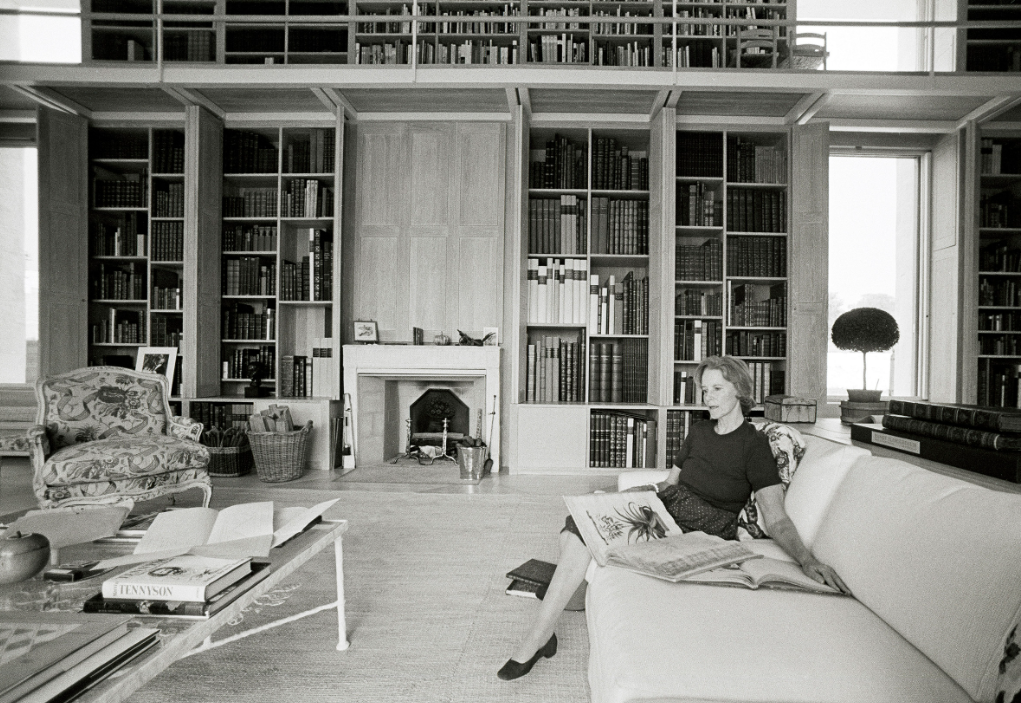 Bunny Mellon nella biblioteca della sua casa a Upperville, Virginia, nel 1982