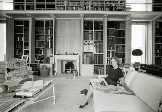 Bunny Mellon nella biblioteca della sua casa a Upperville, Virginia, nel 1982