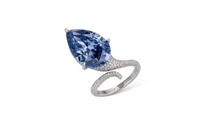 Dopo la vendita del 2014, il Mellon Blue è stato ritagliato per migliorarne la purezza e rimontato in un anello a pavé serpentino inciso con le parole Fancy Vivid Blue
