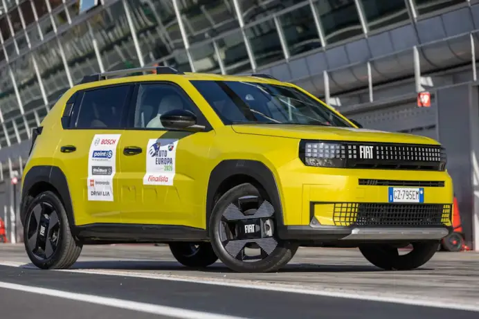 Fiat Grande Panda è l’Auto Europa 2026: trionfa davanti a Mercedes CLA e Jeep Compass