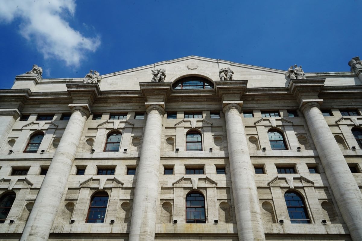 Borse oggi in diretta | Il Ftse Mib chiude in calo dell’1,7%. Male le banche, con in testa Unicredit