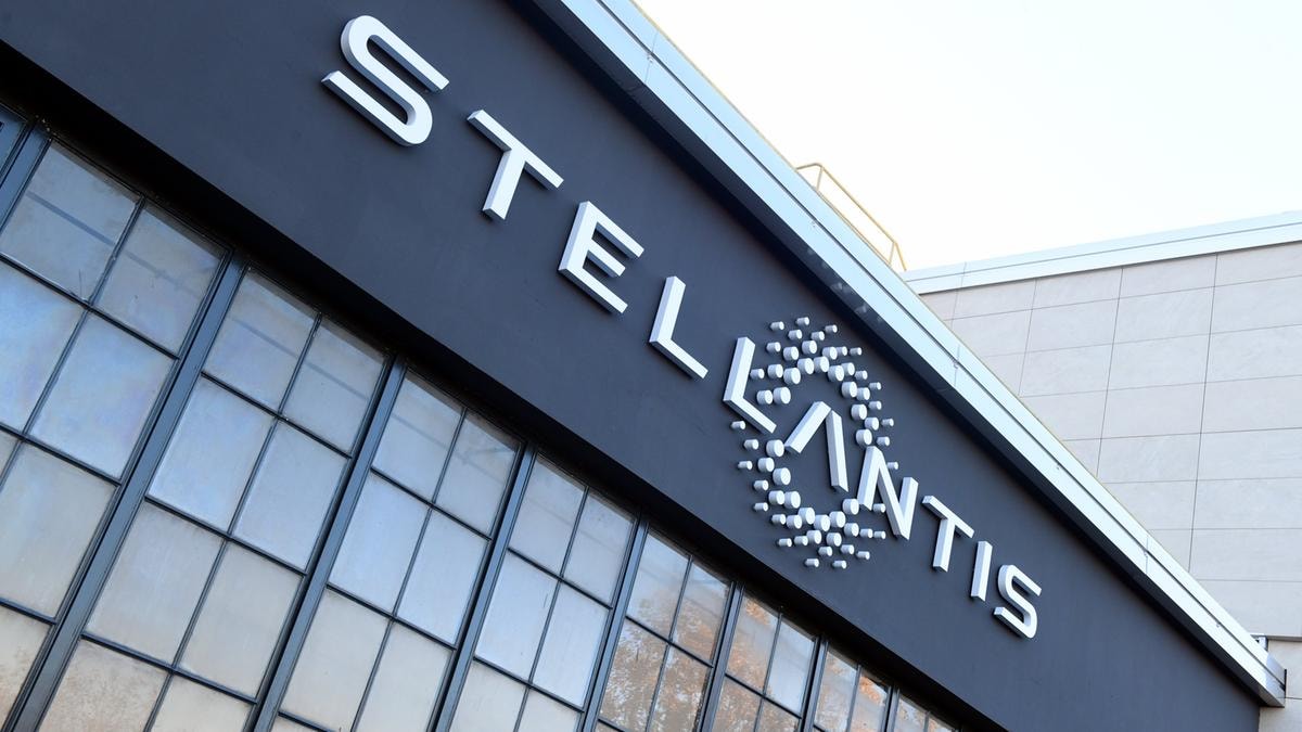 Stellantis soffre in borsa: -4%. Pesano i maxi-richiami e le incognite sul partner Leapmotor in Cina. Il parere degli analisti