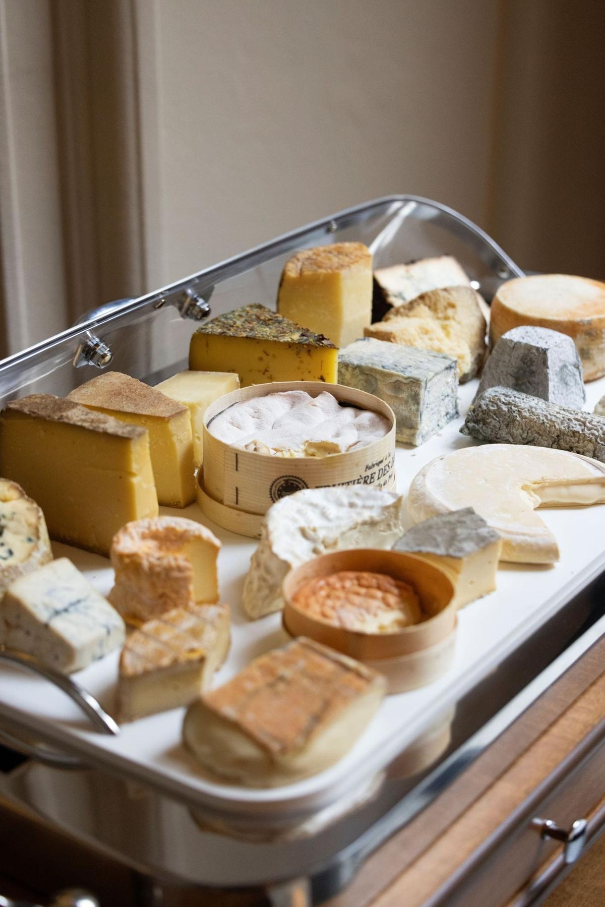 Fine dining su ruote: il fascino d’antan del servizio con carrello da riscoprire in 10 ristoranti