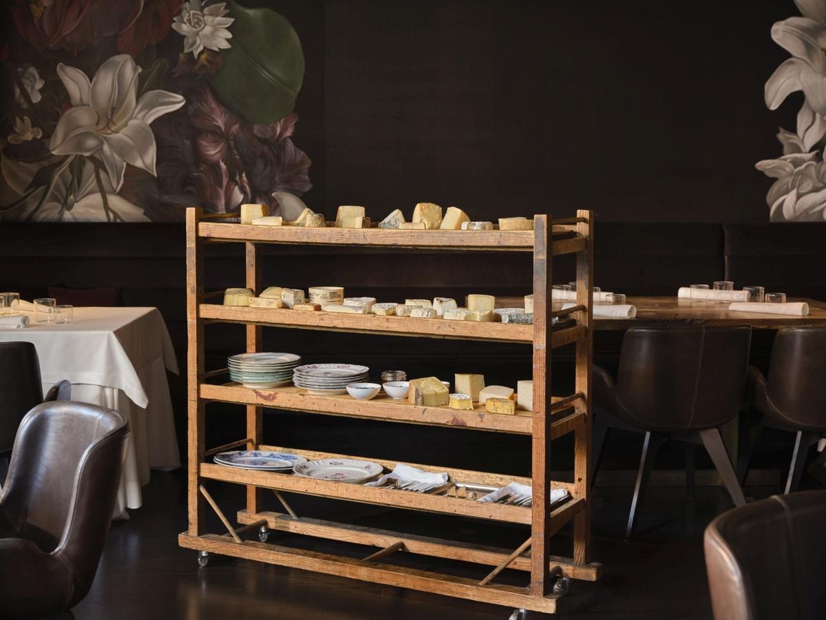 Fine dining su ruote: il fascino d’antan del servizio con carrello da riscoprire in 10 ristoranti