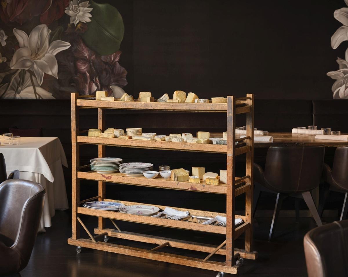 Fine dining su ruote: il fascino d’antan del servizio con carrello da riscoprire in 10 ristoranti