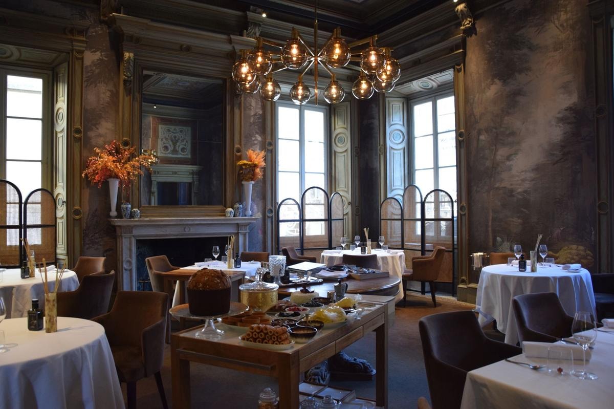 Fine dining su ruote: il fascino d’antan del servizio con carrello da riscoprire in 10 ristoranti