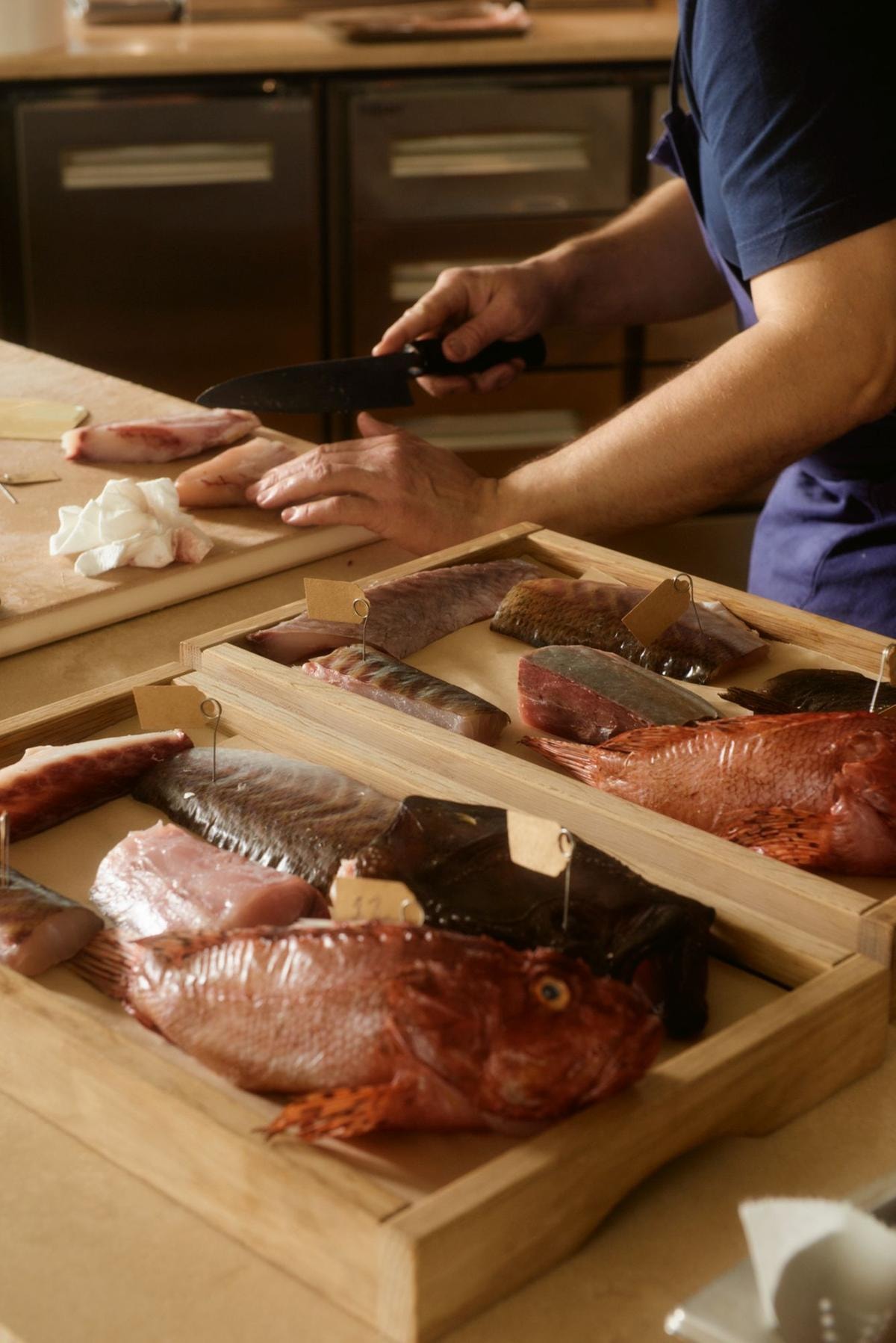 Fine dining su ruote: il fascino d’antan del servizio con carrello da riscoprire in 10 ristoranti