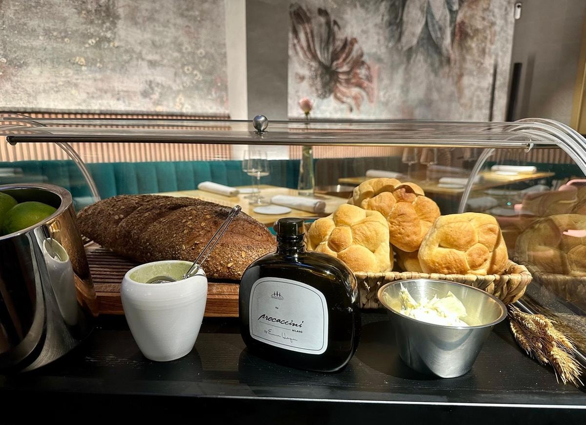 Fine dining su ruote: il fascino d’antan del servizio con carrello da riscoprire in 10 ristoranti