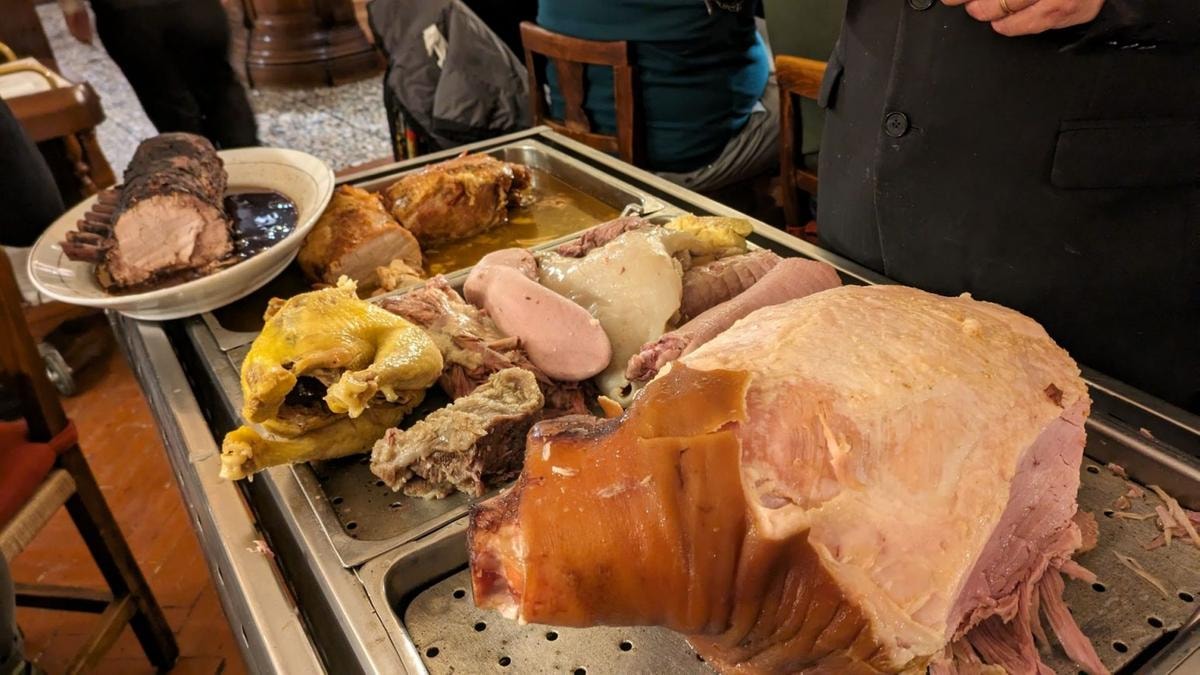 Fine dining su ruote: il fascino d’antan del servizio con carrello da riscoprire in 10 ristoranti