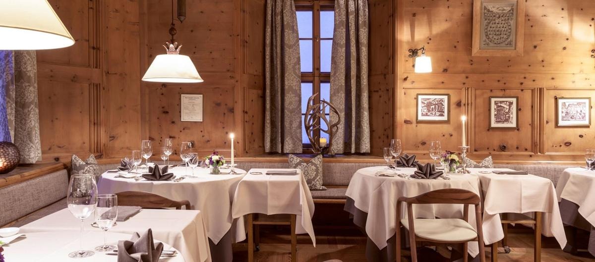 Fine dining su ruote: il fascino d’antan del servizio con carrello da riscoprire in 10 ristoranti